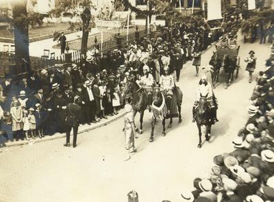 222673 Afbeelding van de maskeradeoptocht in de Hamburgerstraat te Utrecht met als thema Ichnaton, ter gelegenheid van ...